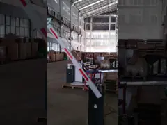 নীল এবং সাদা নিরাপত্তা বুম পার্কিং বাধা গেট ভাঁজ আর্ম 90 ডিগ্রী নকশা নামমাত্র গতি